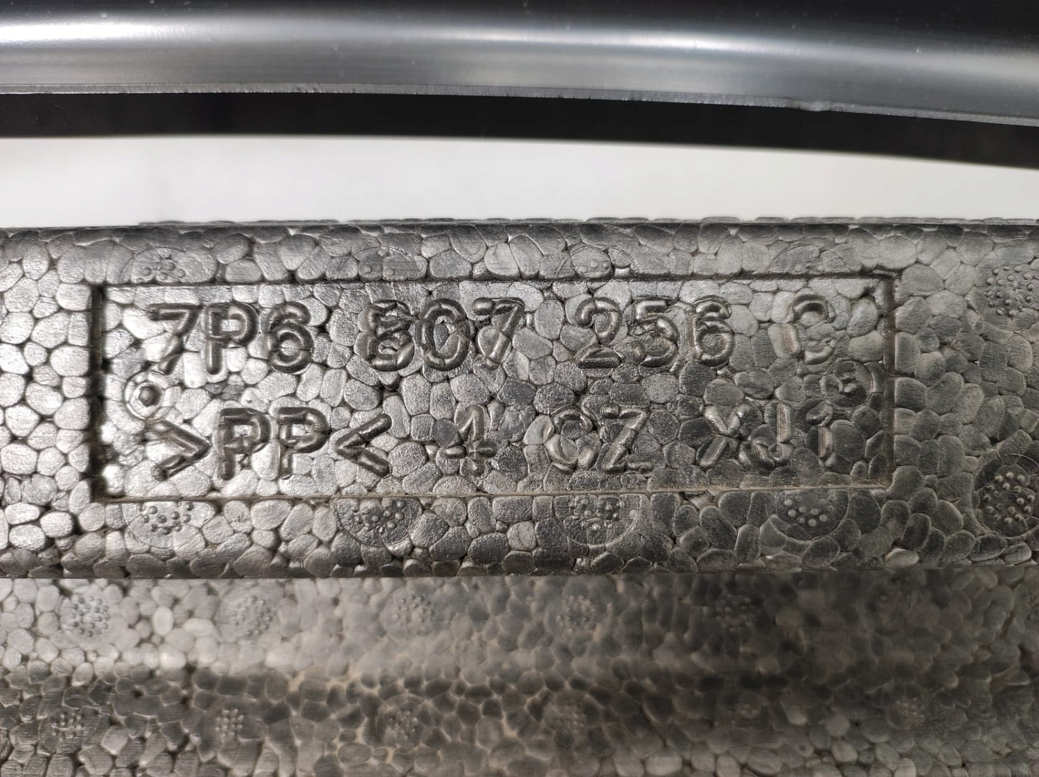 Усилитель бампера Volkswagen Toureg 2013 бу